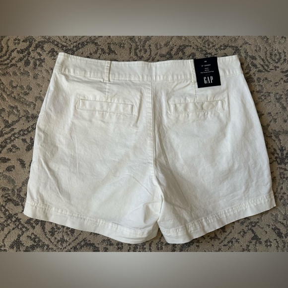 Women’s Gap Size 14 5” Mid Rise Stretch Cream Shorts - Picture 2 of 7
